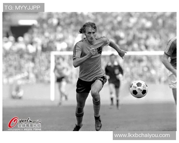 回顾历史足球巨星的辉煌成就与影响力的全面分析表格